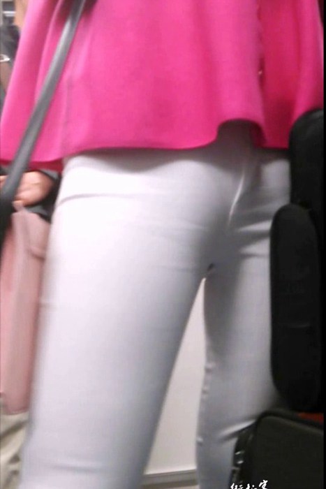 [街拍客视频]jx0687 地铁偶遇超性感白色紧裤MM