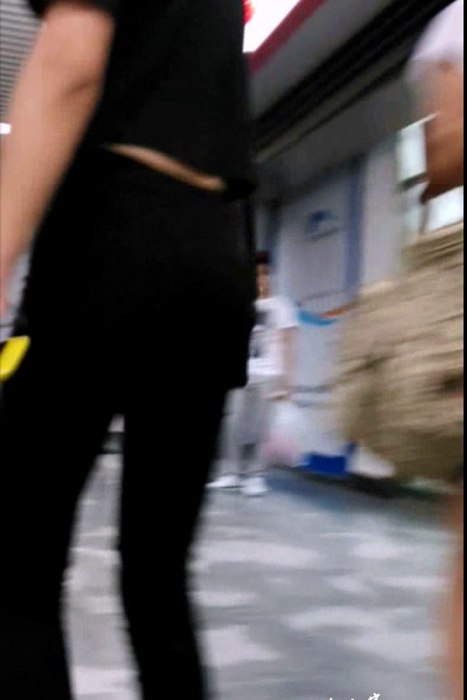 [街拍客视频]jx0726 地铁站遇到的黑色紧身裤美臀MM