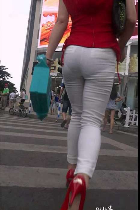 街拍视频00033紧身裤把少妇臀部勒得很紧再配上红