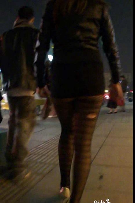 街拍视频00047这个丰满的黑丝女人几乎把条纹黑丝