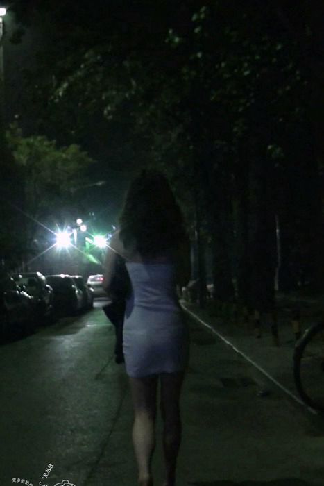 [街拍视频]00072紧身齐B裹臀裙美女夜晚逛街