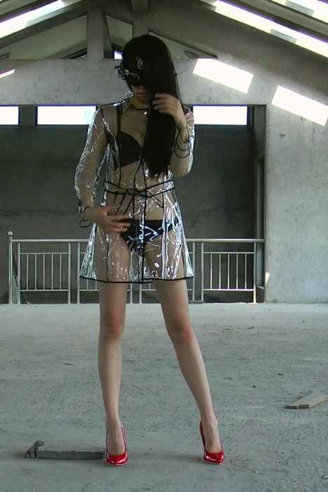 [丝间舞视频]No.26 2012.5月二套废弃厂房里的高跟肉丝美女